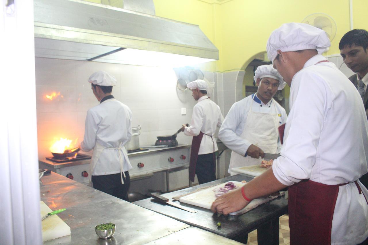 Asian Hotel Butwāl Kültér fotó